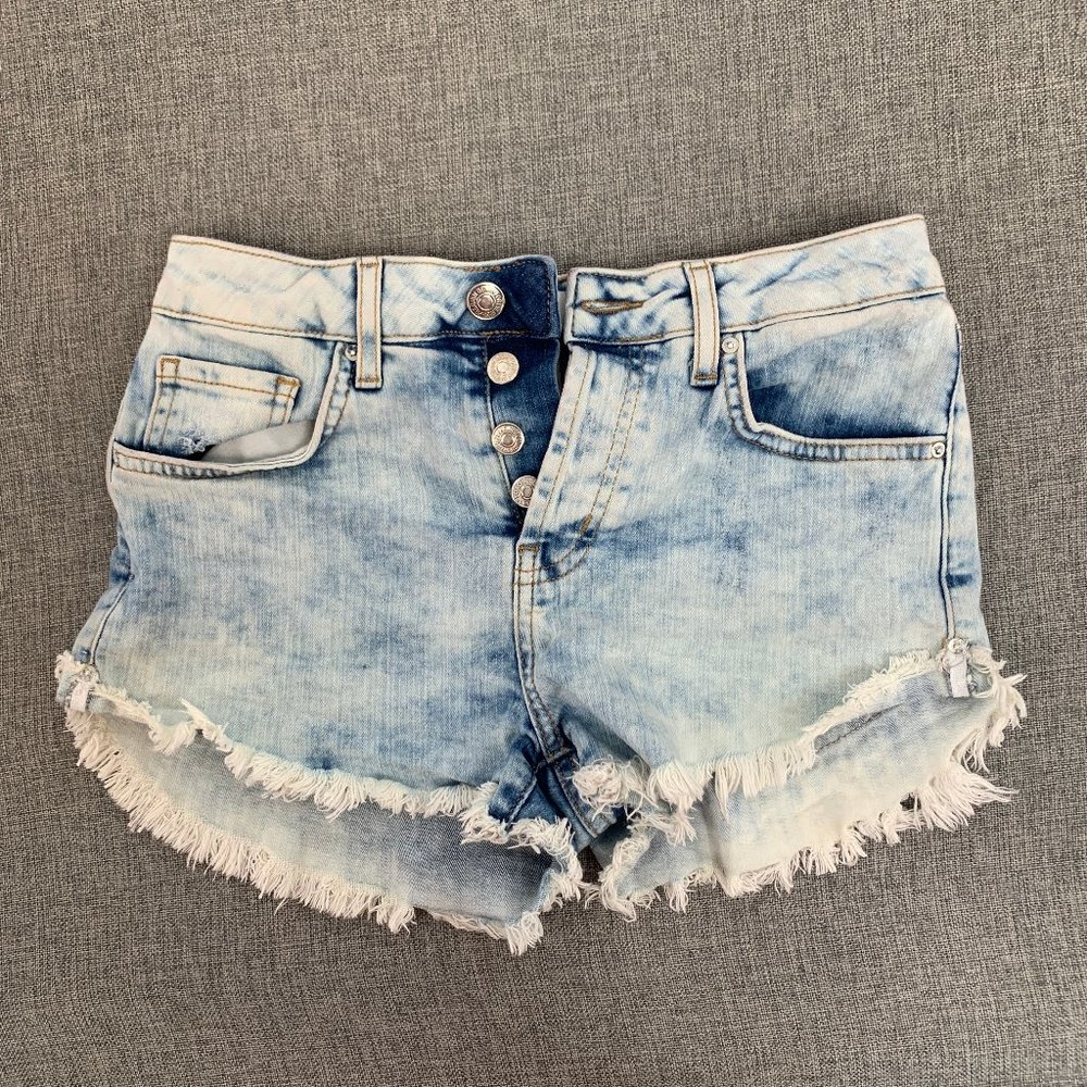 Forever 21 Light Fringed Denim Shorts Acid Wash Button Down 25 Waist Mid Rise‎